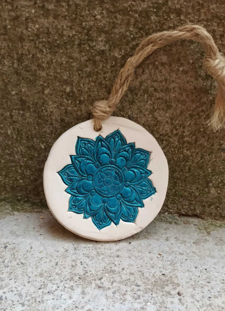 Diffuseur d'huiles essentielle et de parfums, motif rosace, mandala bleu, en grès blanc, céramique, diamètre 8 cm, Isabelle Morales