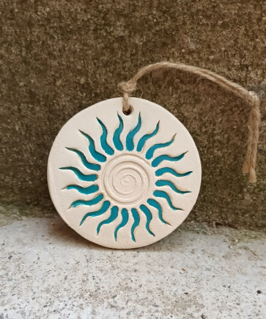 Diffuseur d'huiles essentielle et de parfums, motif soleil spirale bleue, en grès blanc, céramique, diamètre 8 cm, Isabelle Morales