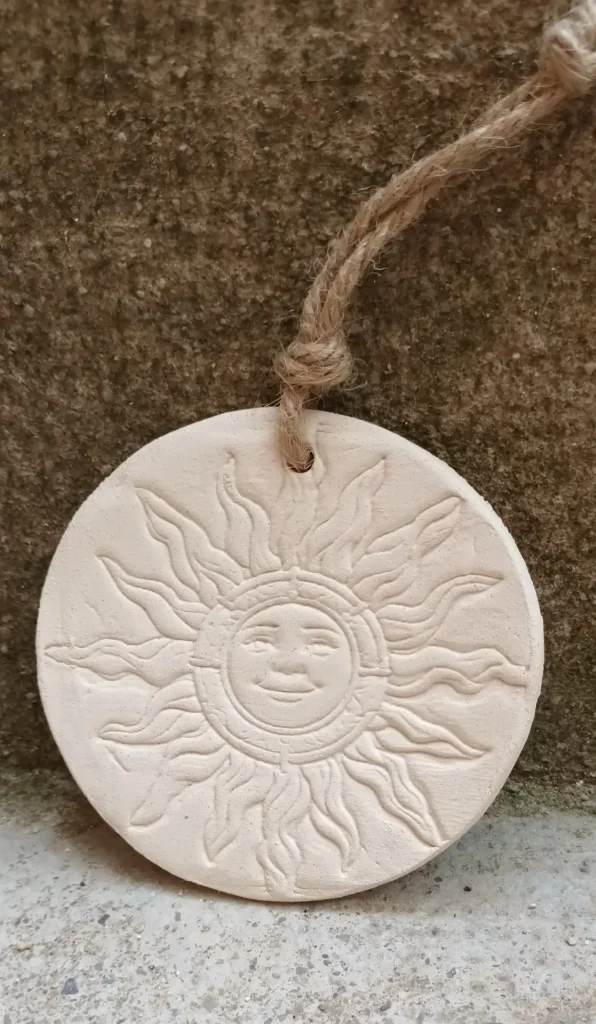 Diffuseur d'huiles essentielle et de parfums, motif soleil et lune, en grès blanc, céramique, diamètre 10 cm, Isabelle Morales