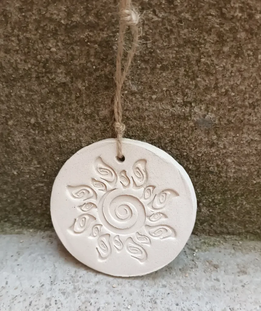 Diffuseur d'huiles essentielle et de parfums, motif soleil spirale, en grès blanc, céramique, diamètre 8 cm, Isabelle Morales