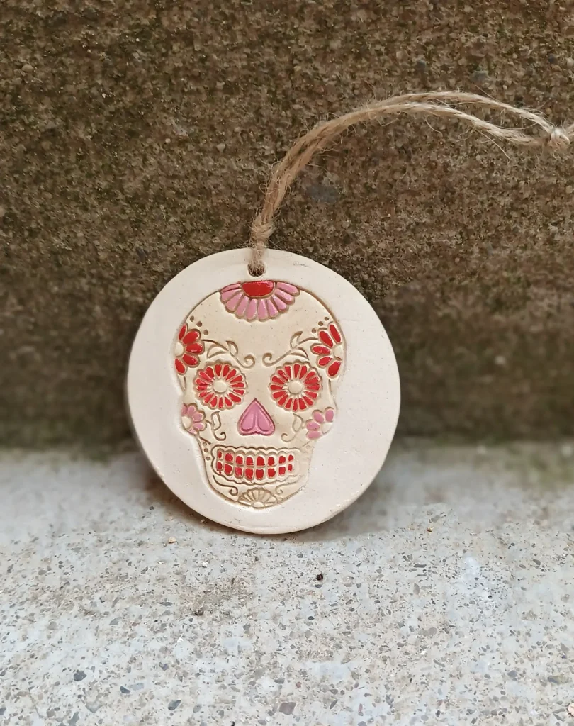Diffuseur d'huiles essentielle et de parfums, motif tête de mort rose et rouge, en grès blanc, diamètre 7 cm, céramique, Isabelle Morales