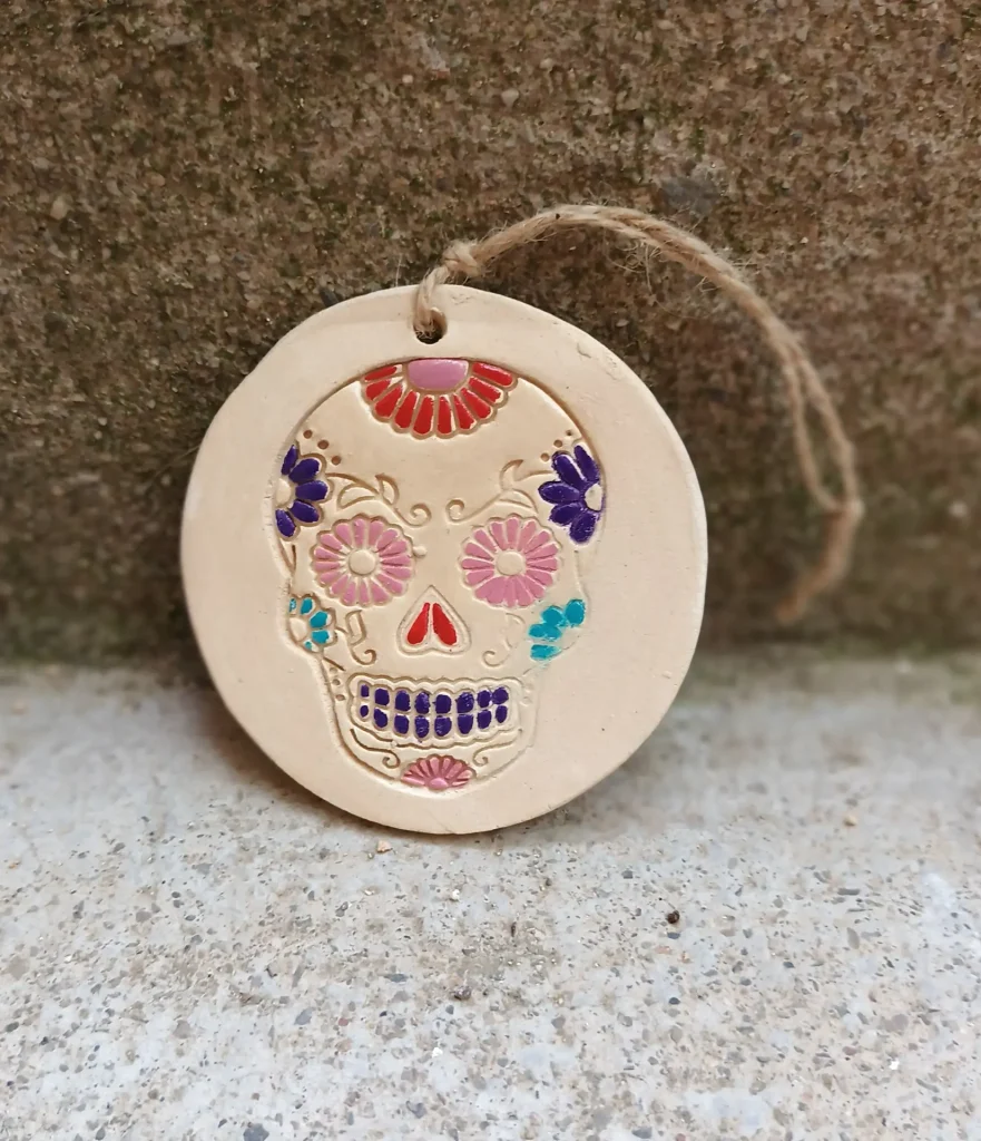 Diffuseur d'huiles essentielle et de parfums, motif tête de mort colorée, en grès blanc, céramique, diamètre 7 cm, Isabelle Morales