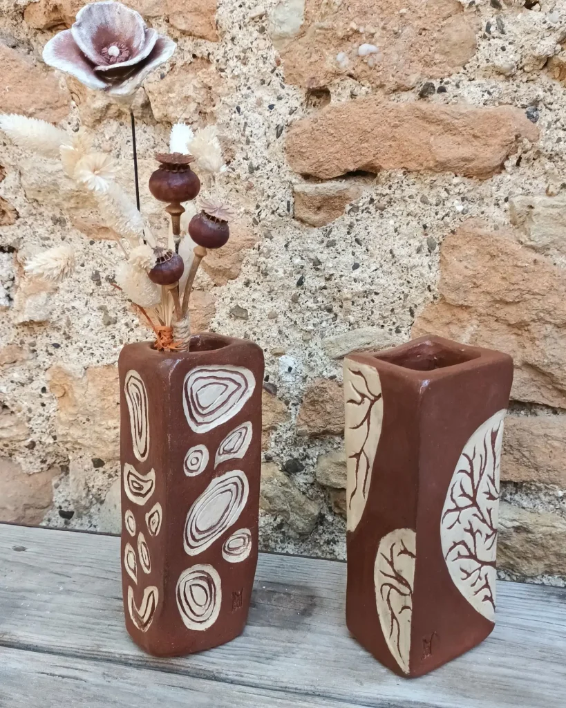 Vases en grès rouge et engobe blanche, technique sgrafitto, Isabelle Morales