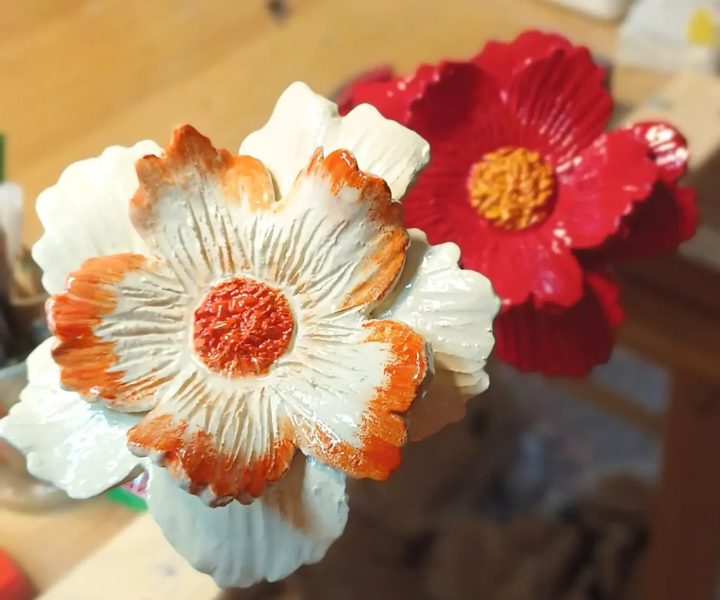 Fleurs colorées en céramique, en grès, Isabelle Morales