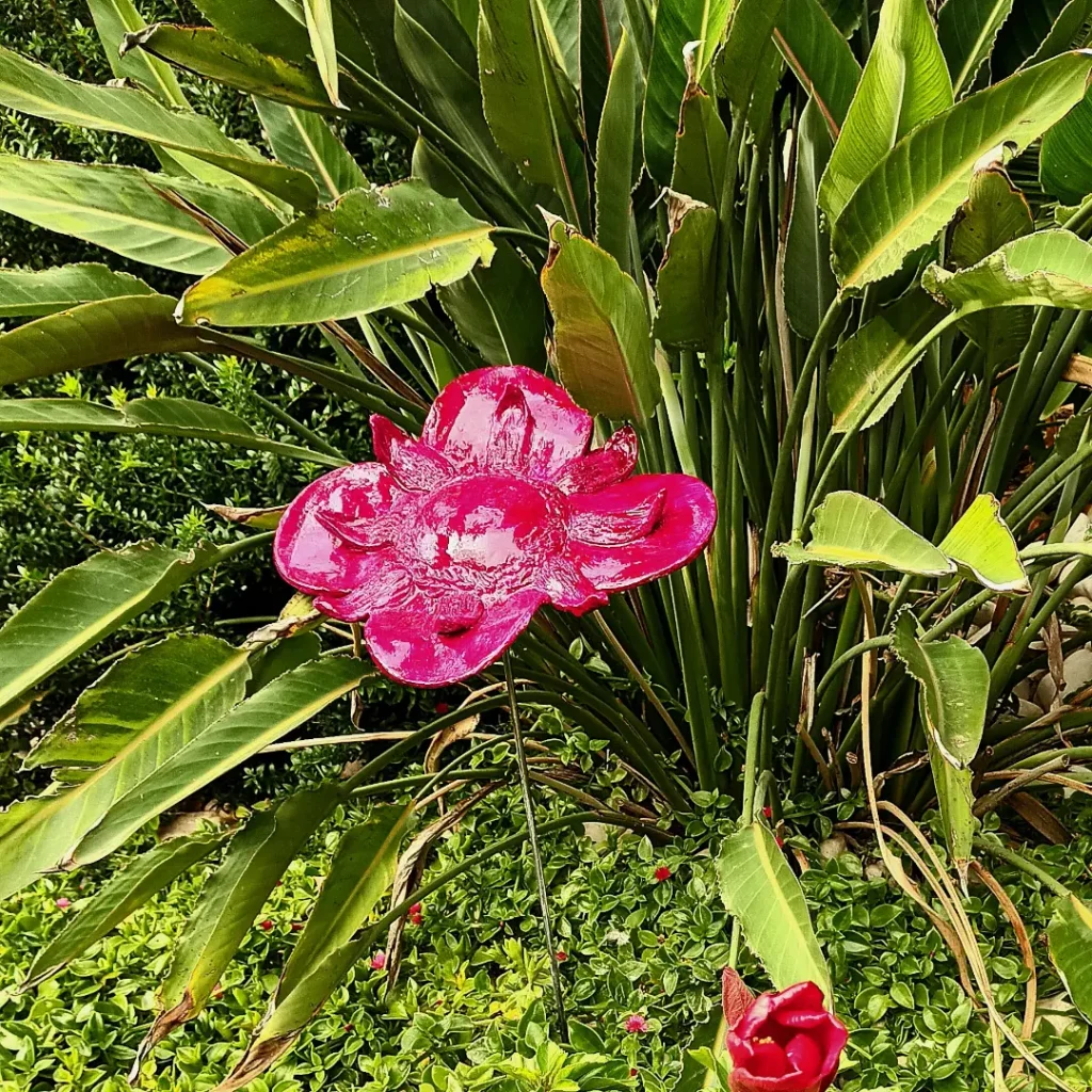 Grande fleur de jardin artisanale en grès blanc, création sur-mesure pour une cliente, Isabelle Morales