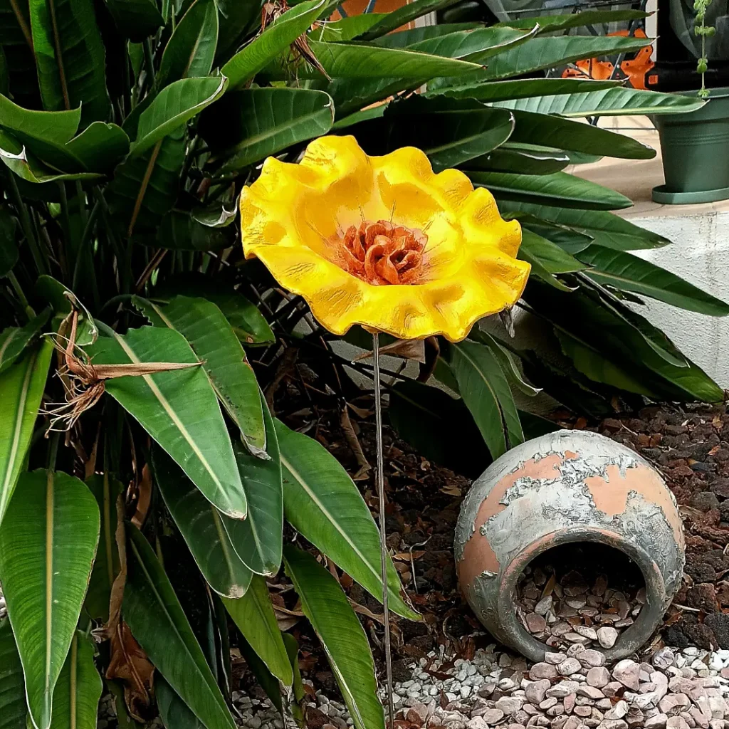 Grande fleur jaune en céramique, grès, pour décorer vos jardins, fabriquée à Béziers
