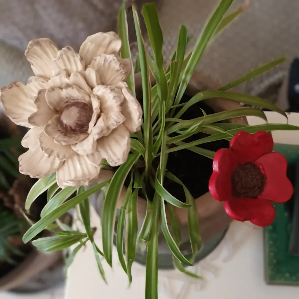 Fleurs artisanales en céramique en grès blanc, Isabelle Morales