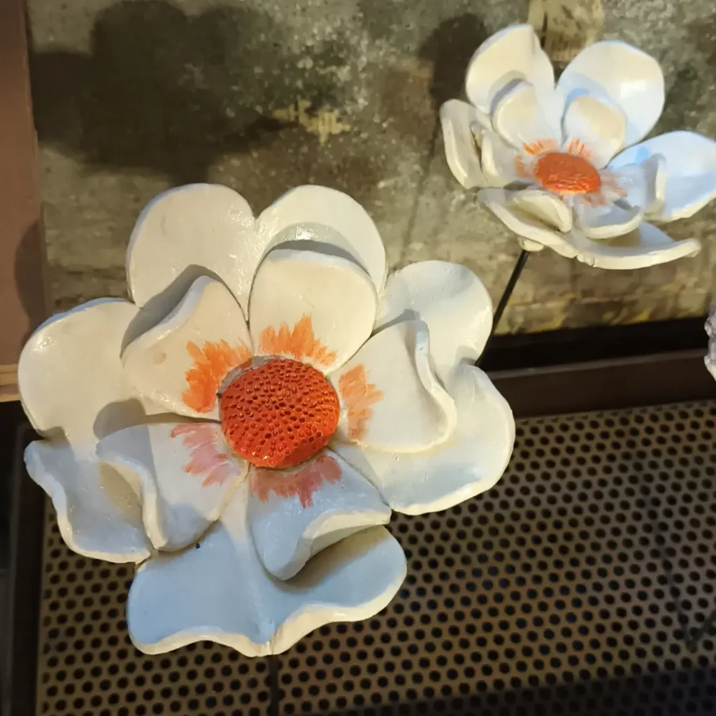 fleurs moyennes, en grès blanc, décoration en céramique, Isabelle Morales