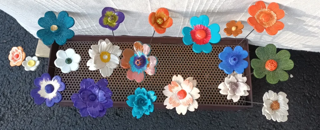 Fleurs multicolores, en grès, différents modèles, Isabelle Morales