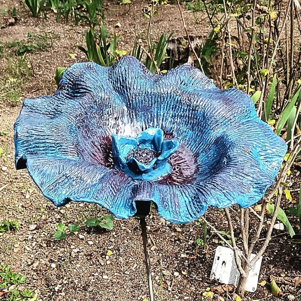 Grande fleur bleue, en grès, Isabelle Morales