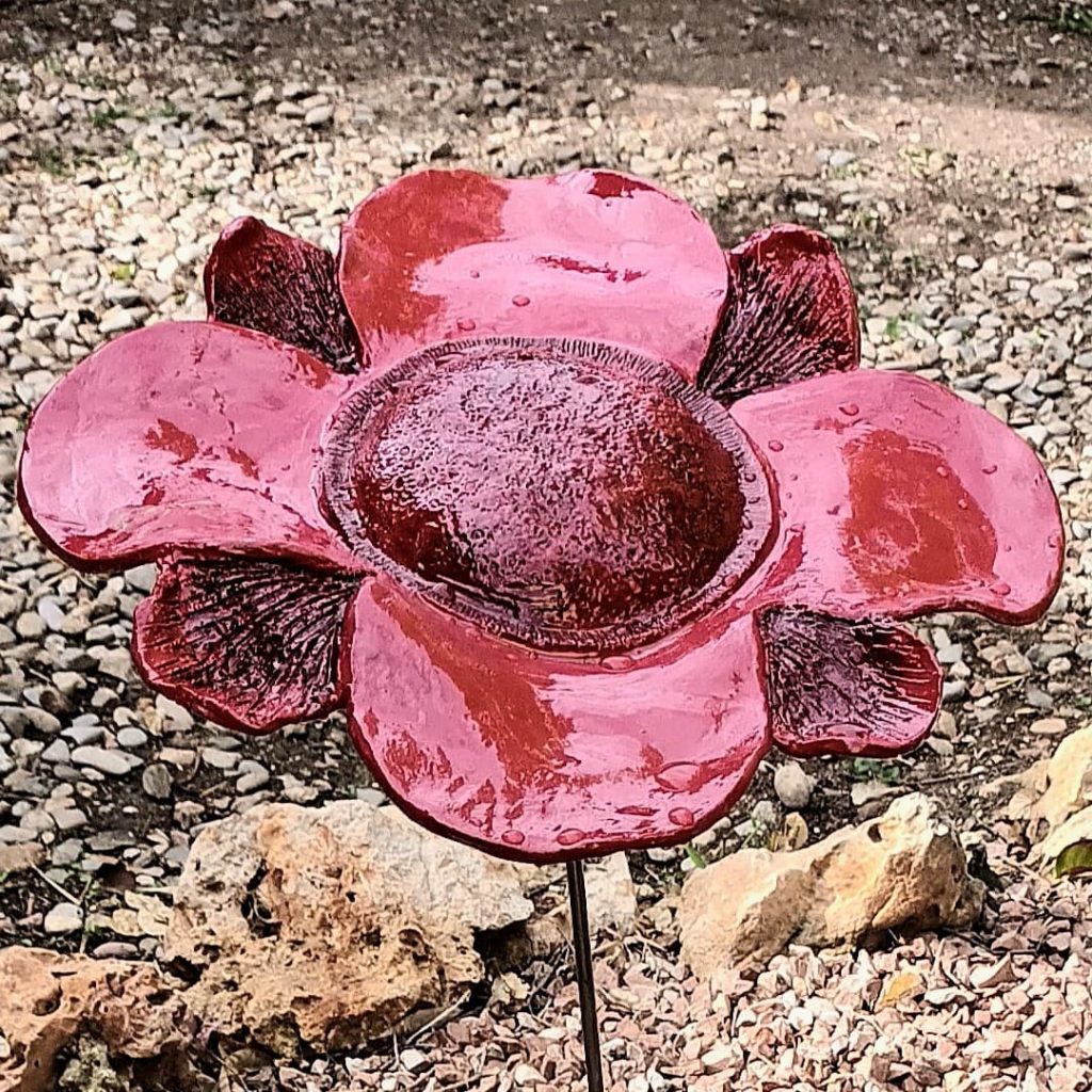 Grande fleur de jardin rouge foncé, en grès, Isam Création