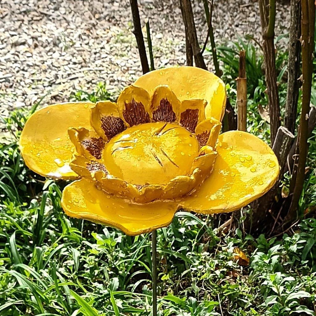 Grande fleur de jardin jaune, en grès, Isam Création