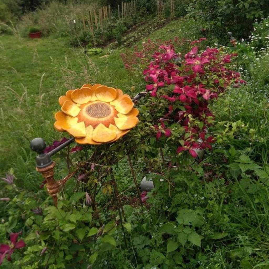 Grande fleur de jardin, 30 cm environ de diamètre, jaune, installée chez une cliente, Isabelle Morales