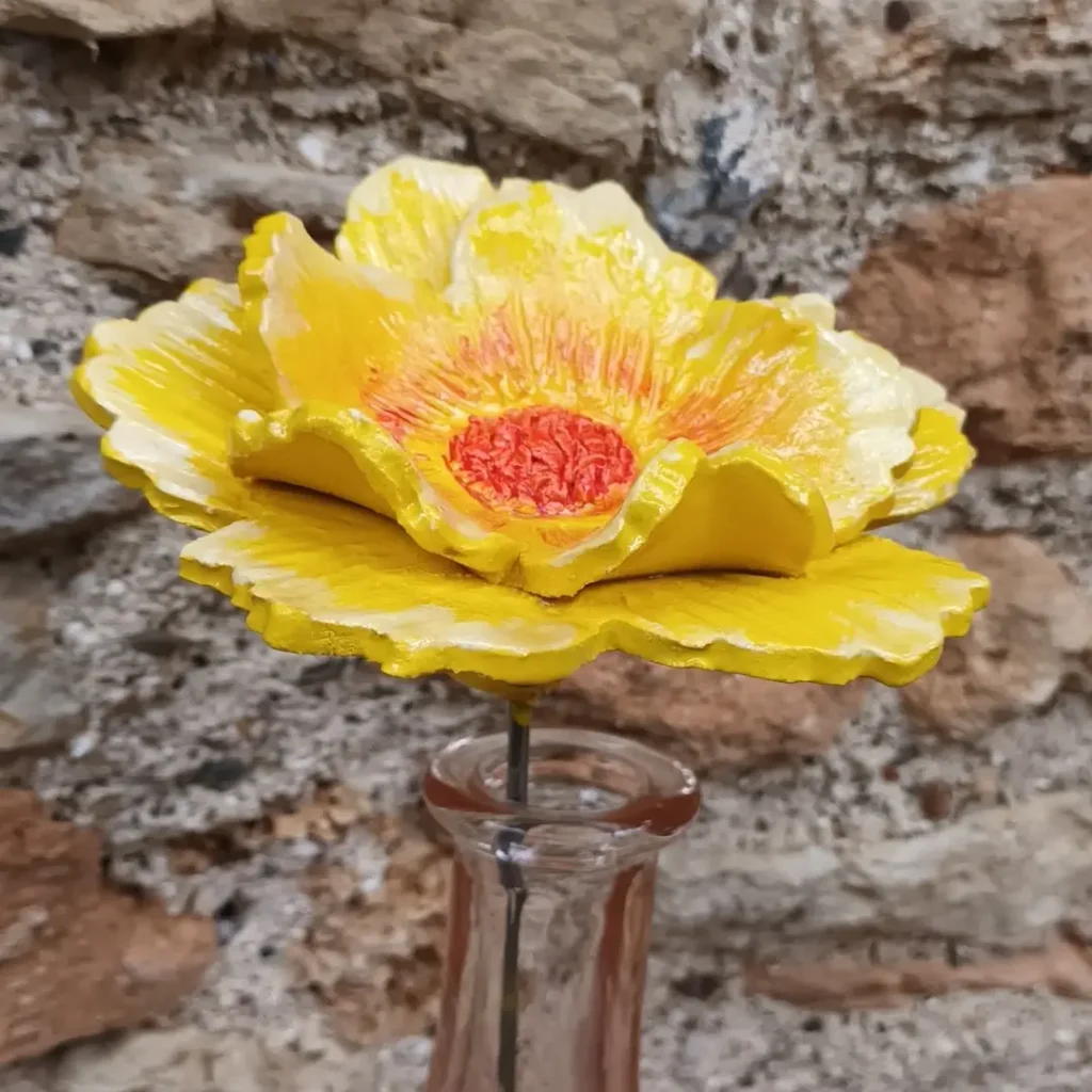 Fleur céramique jaune en terre vernissée, Isabelle Morales
