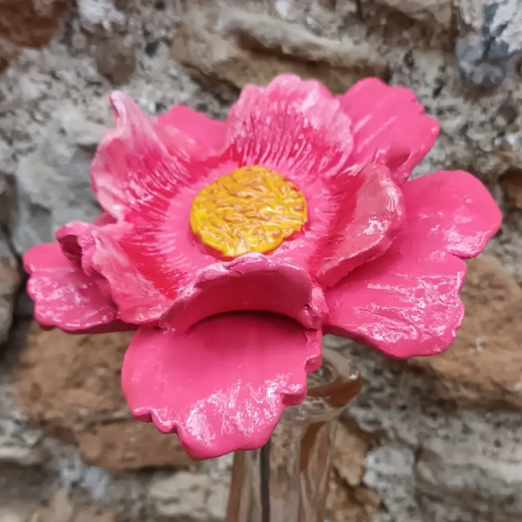 Fleur céramique rose en terre vernissée, Isabelle Morales