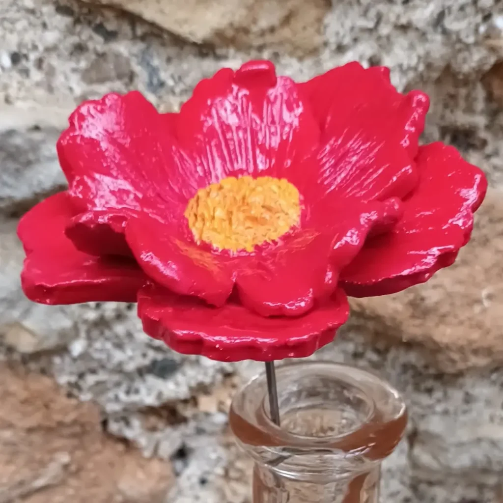 Fleur céramique rouge en terre vernissée, Isabelle Morales
