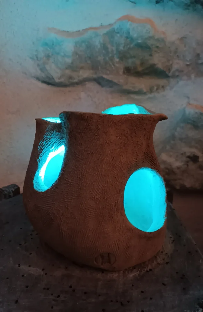 Lampe d'ambiance en céramique, en grès roux, texturé, moyen modèle, lumière bleue, avec télécommande, rechargeable, Isabelle Morales