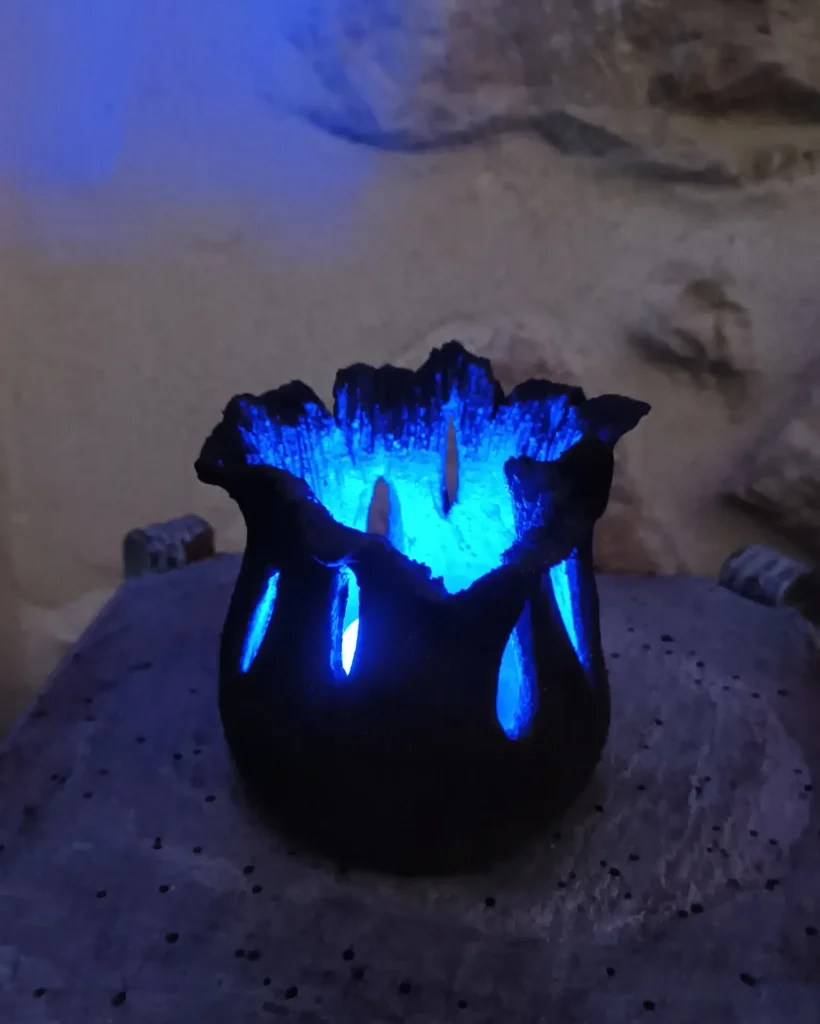 Lampe d'ambiance en céramique, en grès noir, texturé, petit modèle, lumière bleue, avec télécommande, pile à bouton, Isabelle Morales