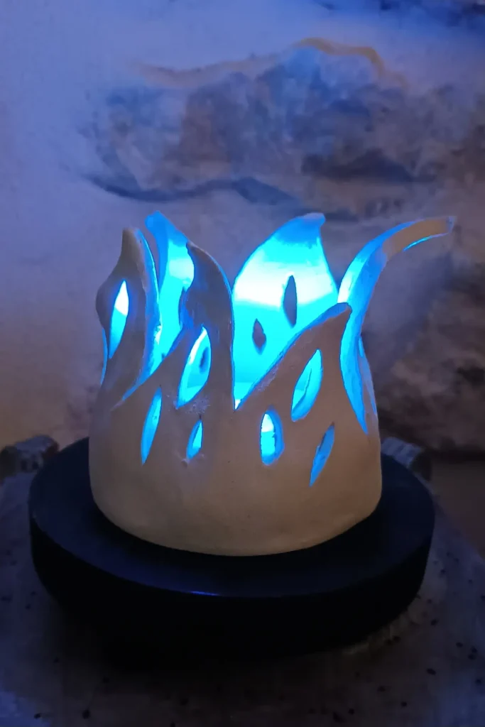 Lampe d'ambiance en céramique, en grès blanc, petit modèle, lumière bleue avec télécommande, rechargeable, Isabelle Morales