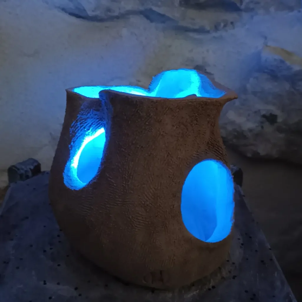 Lampe d'ambiance en céramique, en grès roux, texturé, moyen modèle, lumière bleue, avec télécommande, rechargeable, Isabelle Morales