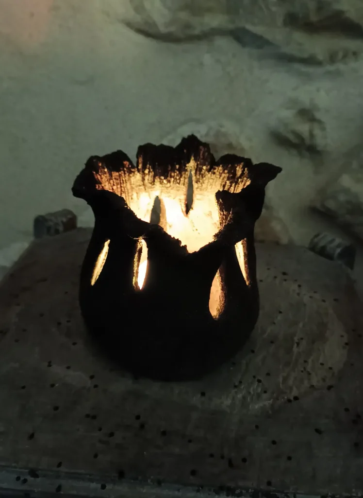 Lampe d'ambiance en céramique, en grès noir, texturé, petit modèle, lumière jaune, avec télécommande, à pile bouton Isabelle Morales