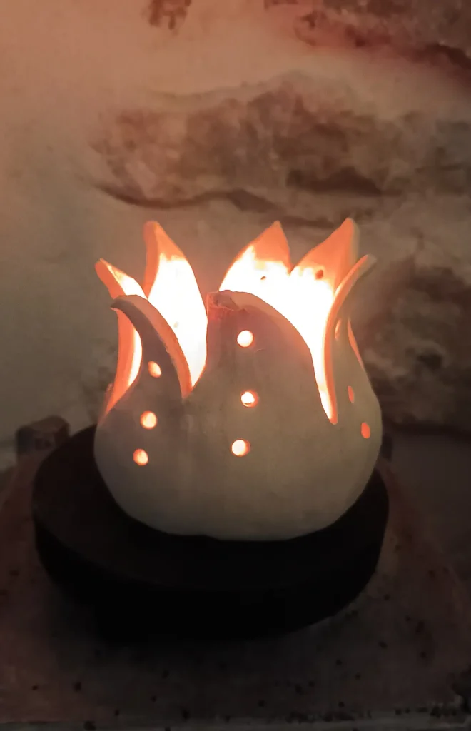 Lampe d'ambiance en céramique, en grès blanc, petit modèle, lumière orange, avec télécommande, rechargeable, Isabelle Morales