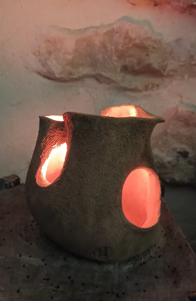 Lampe d'ambiance en céramique, en grès roux, texturé, moyen modèle, lumière rose, avec télécommande, rechargeable, Isabelle Morales