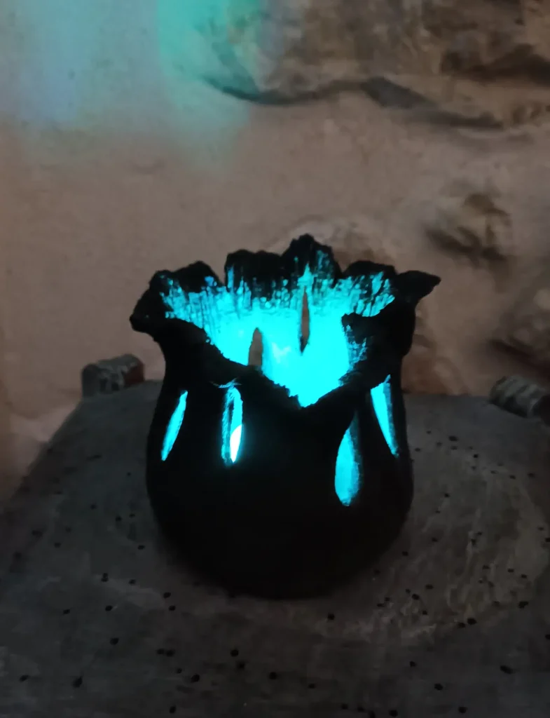 Lampe d'ambiance en céramique, en grès noir, texturé, petit modèle, lumière, bleue, avec télécommande, pile à bouton, Isabelle Morales