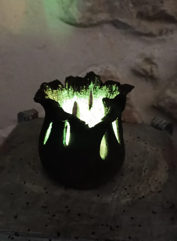 Lampe d'ambiance en céramique, en grès noir, texturé, petit modèle, lumière, verte, avec télécommande, à pile bouton, Isabelle Morales