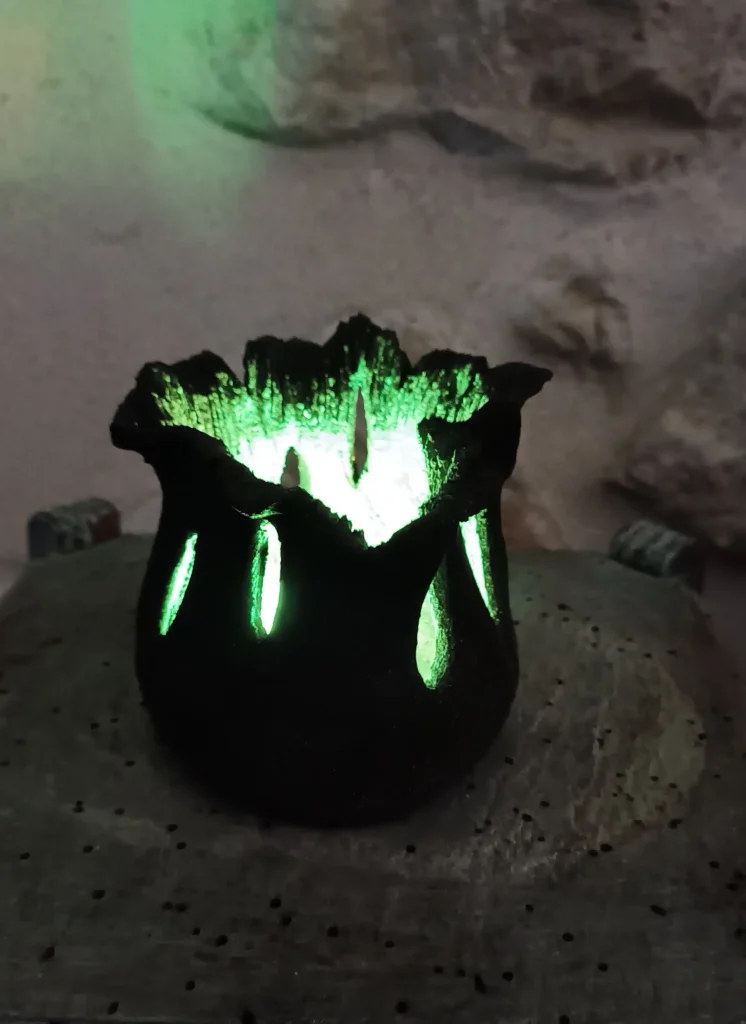 Lampe d'ambiance en céramique, en grès noir, texturé, petit modèle, lumière verte, avec télécommande, pile à bouton, Isabelle Morales