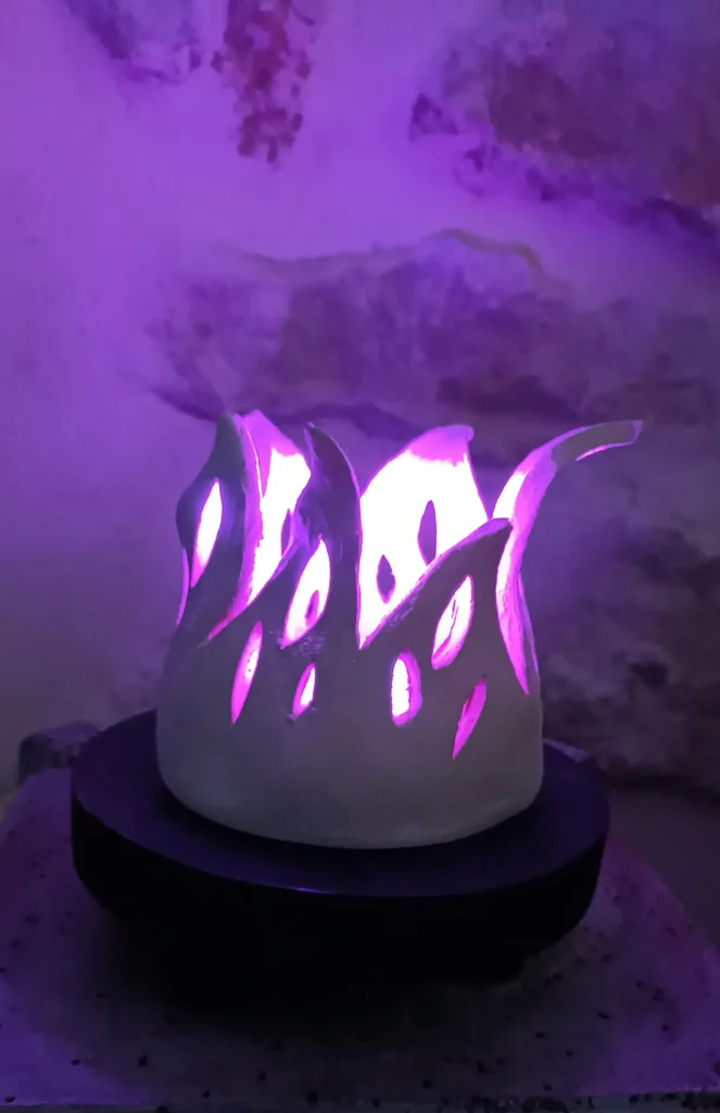 Lampe d'ambiance en céramique, en grès blanc, petit modèle, lumière violette, avec télécommande, rechargeable, Isabelle Morales