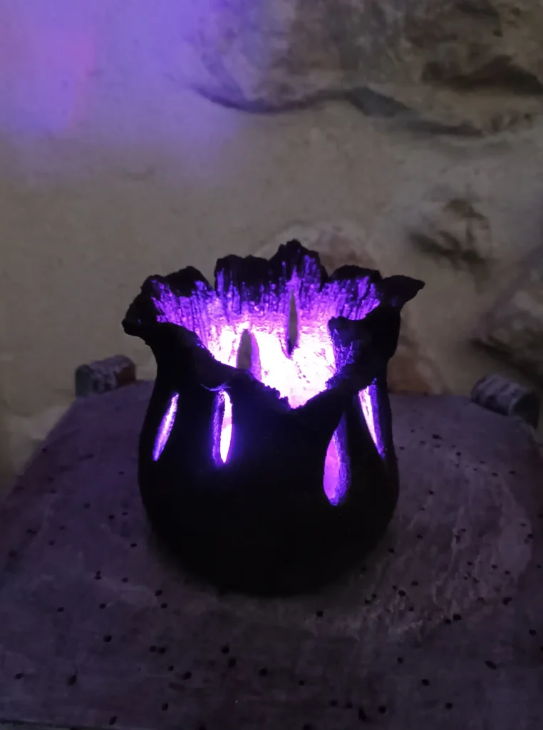 Lampe d'ambiance en céramique, en grès noir, texturé, petit modèle, lumière violette, avec télécommande, à pile bouton, Isabelle Morales