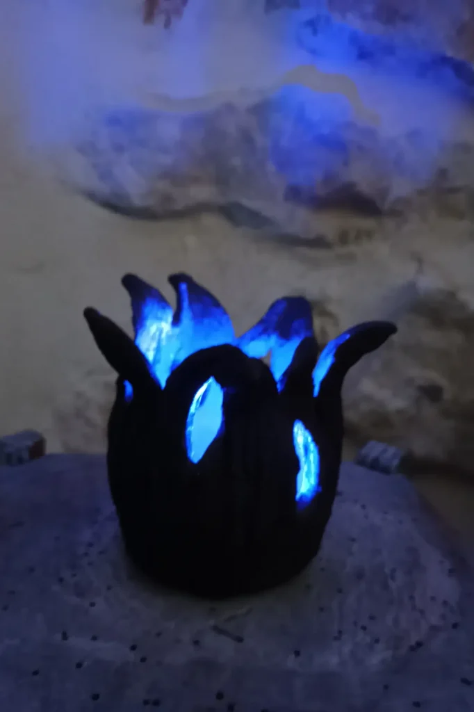 Lampe d'ambiance en céramique, en grès noir, texturé, petit modèle, lumière bleue, avec télécommande, pile bouton, Isabelle Morales