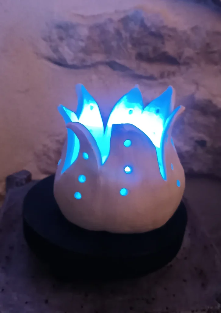 Lampe d'ambiance en céramique, en grès blanc, petit modèle, lumière bleue avec télécommande, rechargeable, Isabelle Morales