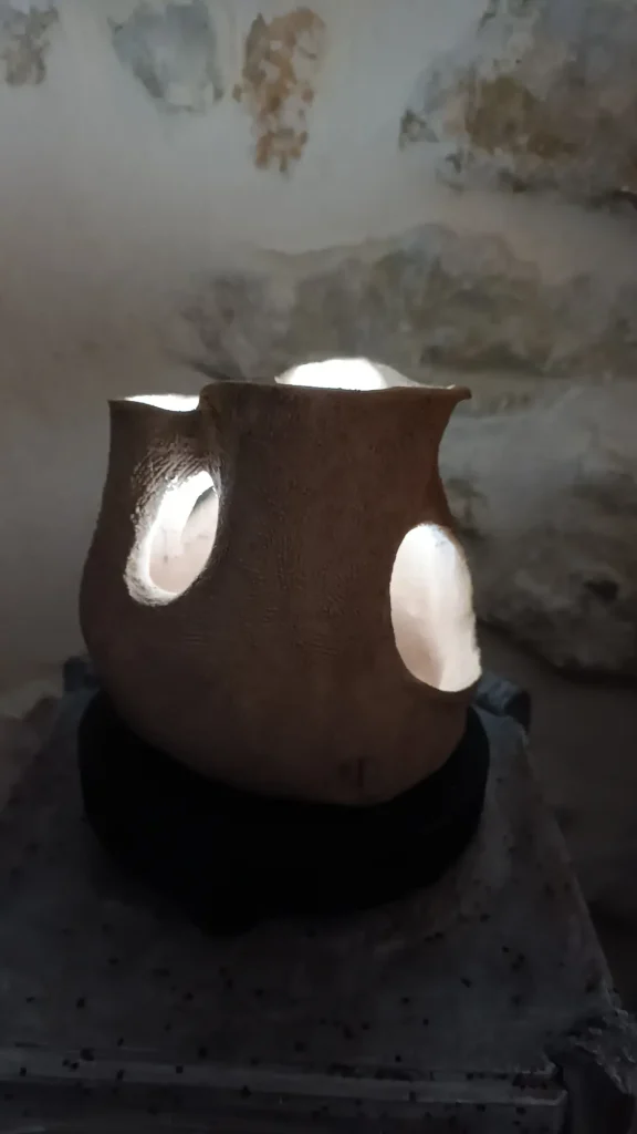 Lampe d'ambiance en céramique, en grès roux, texturé, moyen modèle, lumière blanche, avec télécommande, rechargeable, Isabelle Morales