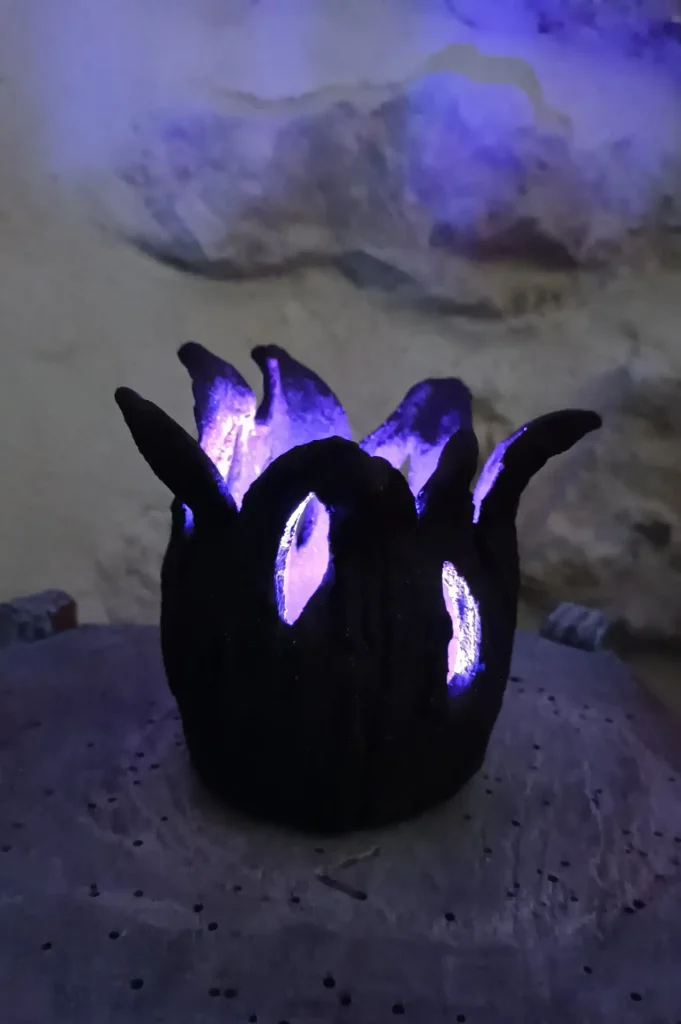 Lampe d'ambiance en céramique, en grès noir, texturé, petit modèle, lumière violette, avec télécommande, à pile bouton, Isabelle Morales