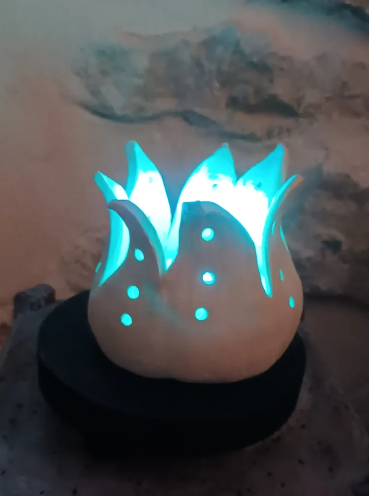 Lampe d'ambiance en céramique, en grès blanc, petit modèle, lumière bleue, avec télécommande, rechargeable, Isabelle Morales