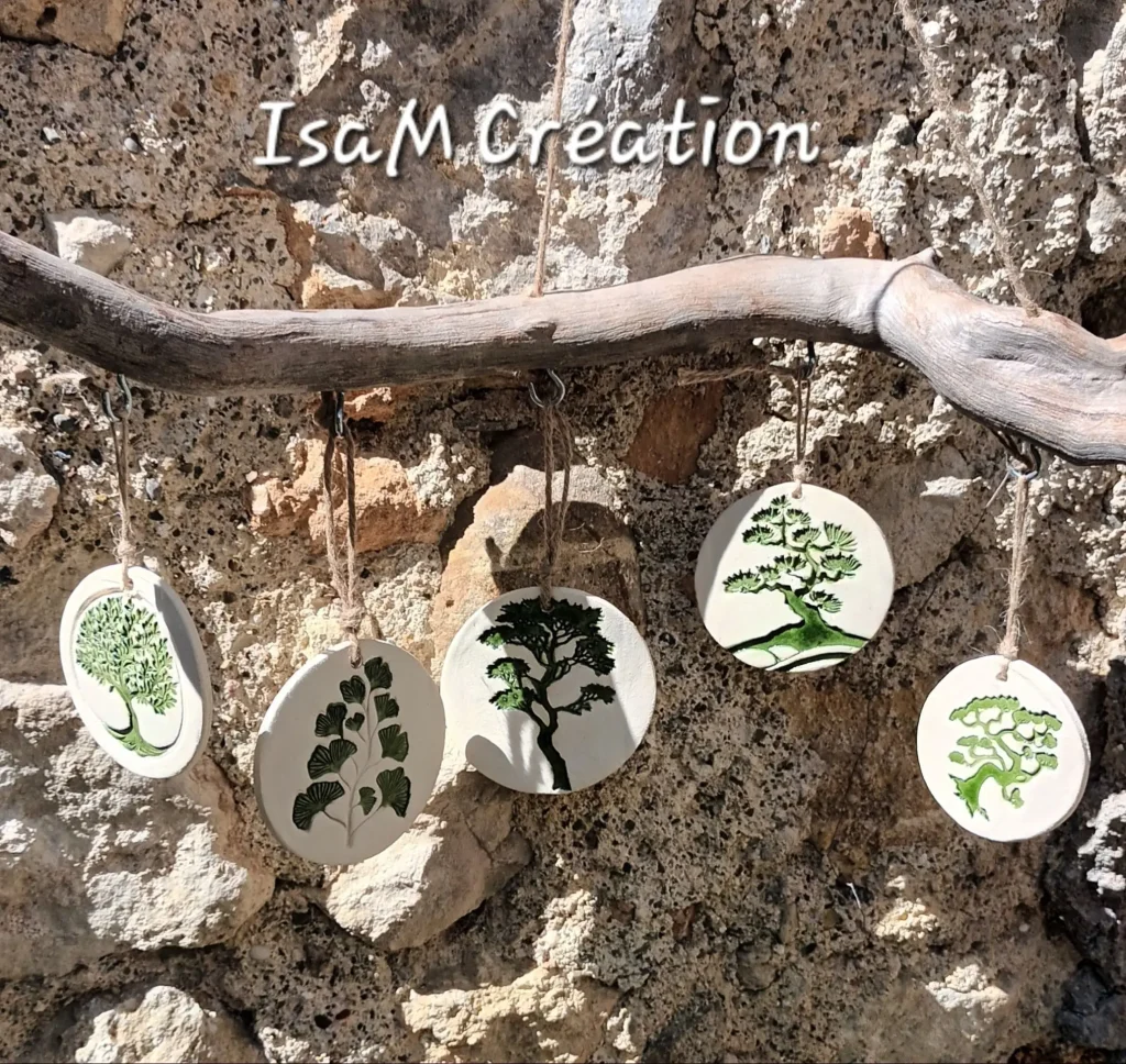 Diffuseurs d'huiles essentielles et de parfums, décors arbres et feuilles, en grès blanc, Isabelle Morales