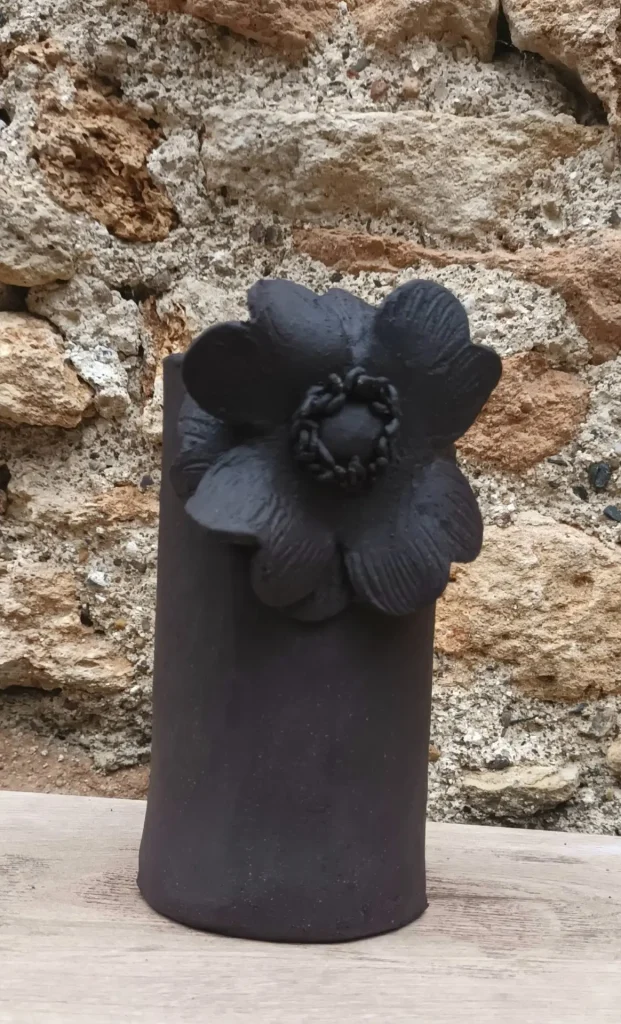 Petit vase avec fleur en relief, grès noir, Isabelle Morales