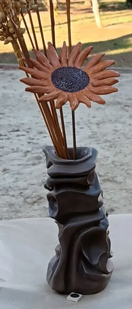 Vase sculpture en faïence noire, avec fleur en céramique, Isabelle Morales