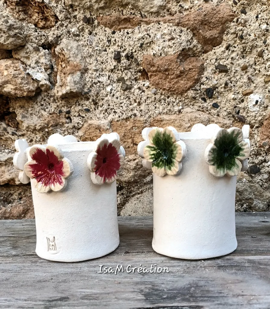 Pots avec fleurs colorées, en grès blanc, Isabelle Morales