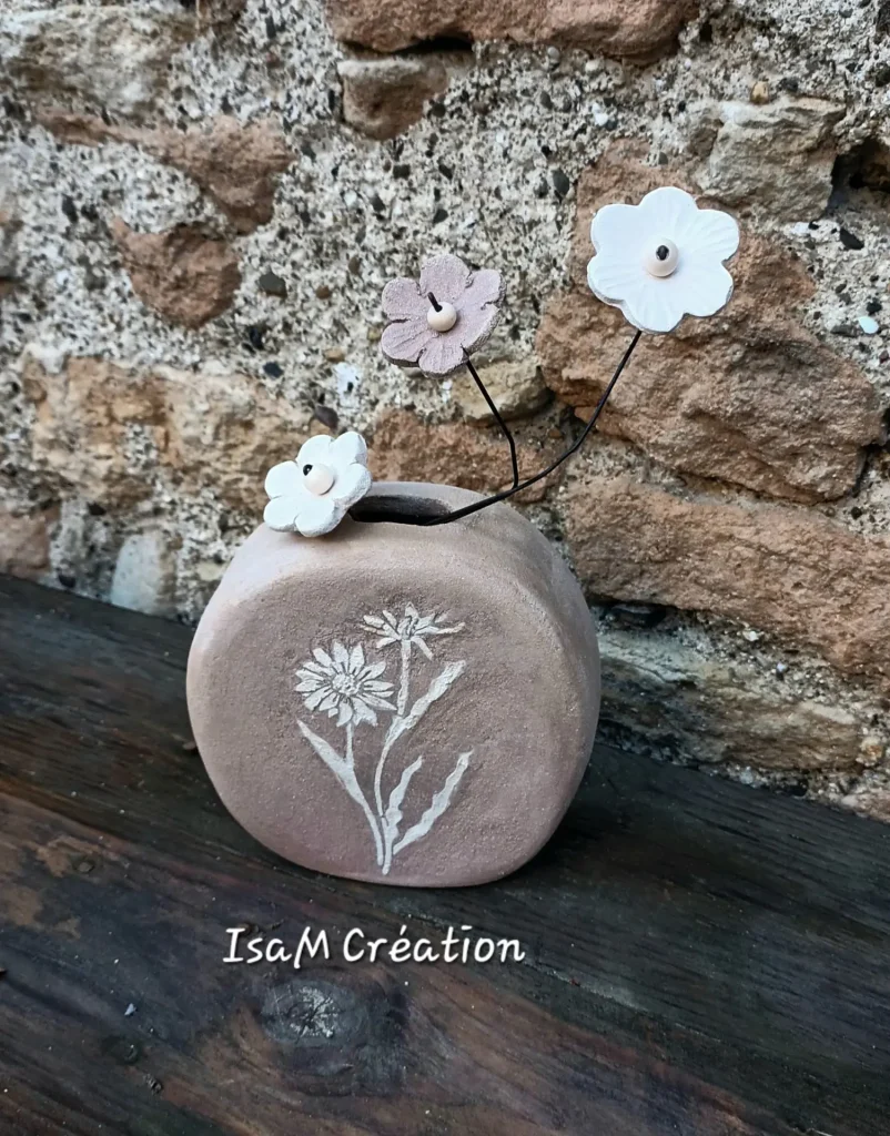 Pot en grès roux, avec relief fleur blanche, petites fleurs assorties, Isabelle Morales