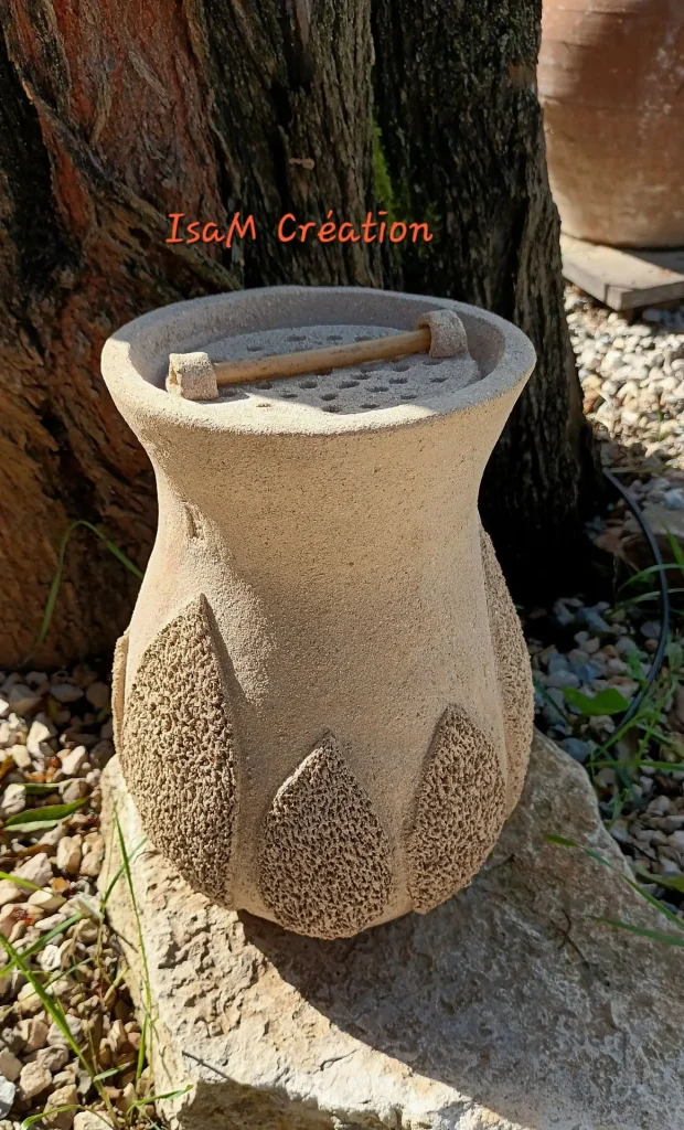 Grand pot en grès roux, avec couvercle troué pour recevoir des fleurs en céramique, décor feuilles stylisées, Isabelle Morales