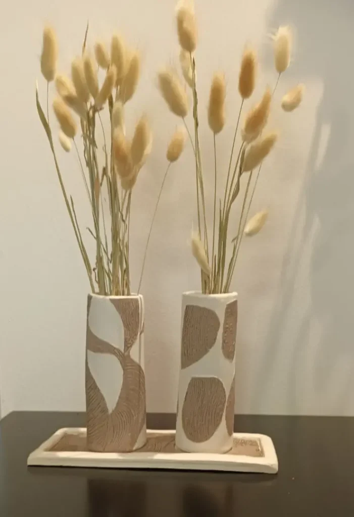 Duo de petits vases, avec plateau assorti, en grès blanc, Isabelle Morales