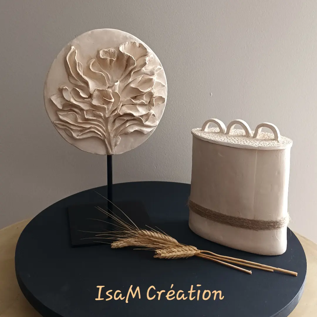 Suspensions, en grès blanc, fleurs en relief, petits oiseaux, Isabelle Morales