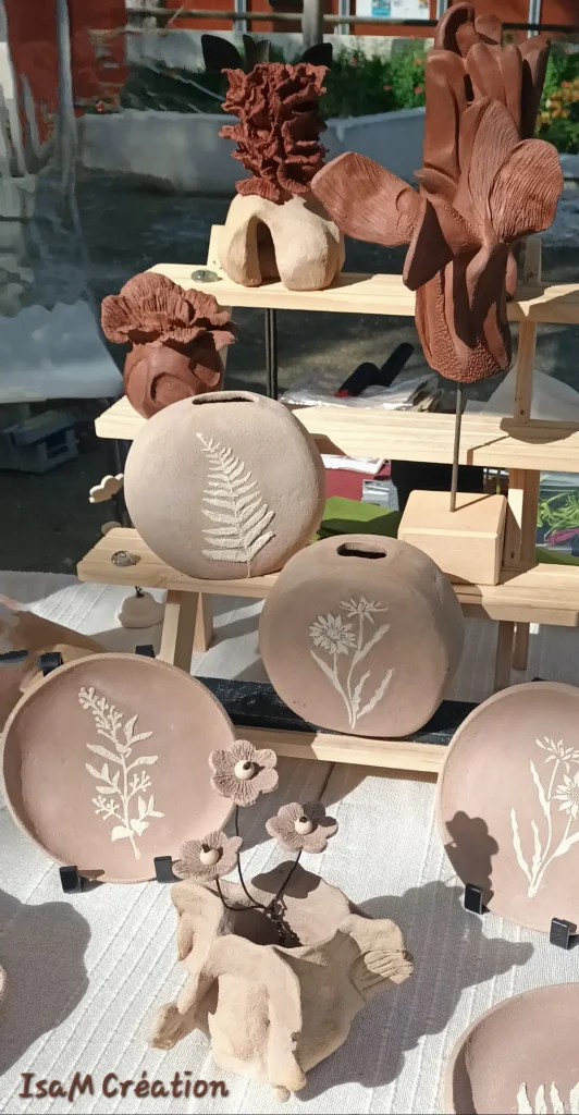 Diverses poteries en exposition, grès roux et rouge, créations originales, fait-main dans mon atelier dans le sud de la France. Isabelle Morales
