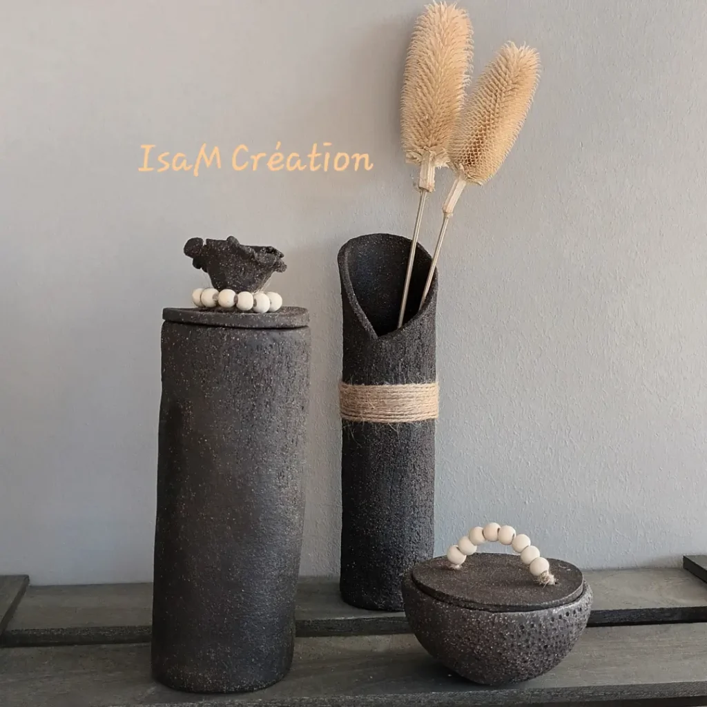 Poteries en grès noir, boites et petit vase ornés de perles en bois et ficelle en lin, Isabelle Morales