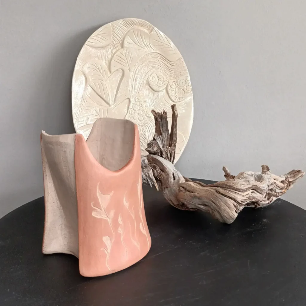Petit pot en grès et engobe rose, gravé avec des fleurs stylisées et assiette décorative en bas-relief, Isabelle Morales