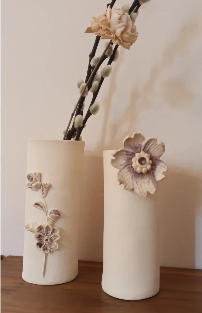 Pots en grès, en grès blanc, bas-relief fleurs et patine, Isabelle Morales