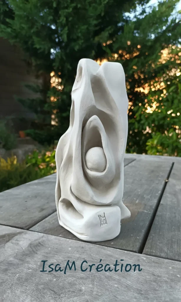 Sculpture en grès blanc, représente la maternité, Isabelle Morales